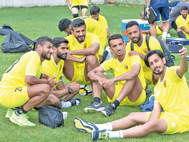 الحشان يلتقط سيلفي مع بعض اللاعبين