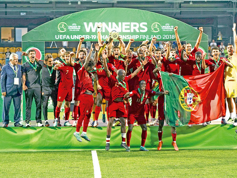 جانب من تتويج المنتخب البرتغالي بالكأس 