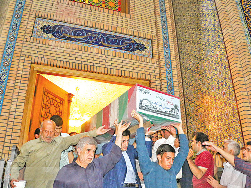 إيرانيون يشيعون رفات مقاتل مجهول بالحرب مع العراق سلمته بغداد أخيراً من مسجد في طهران أمس (ميزان)