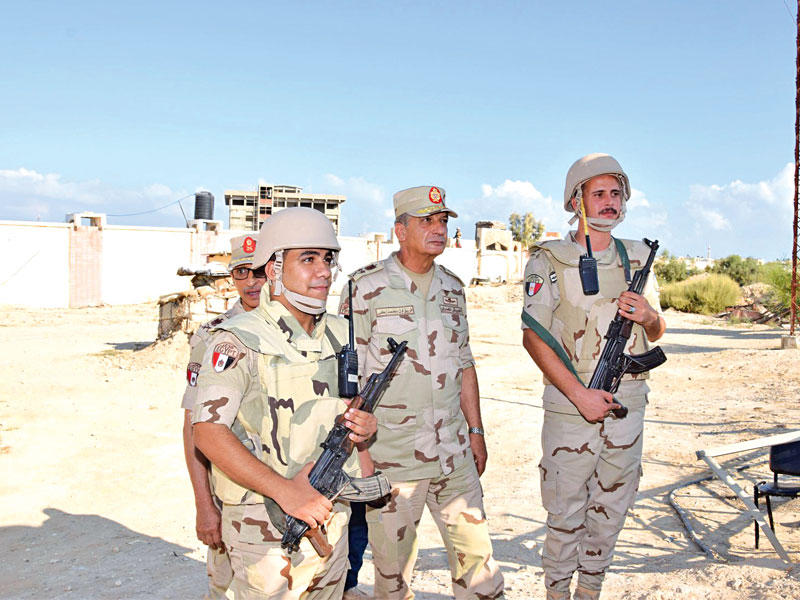 الفريق أول محمد زكي يتفقد العريش أمس