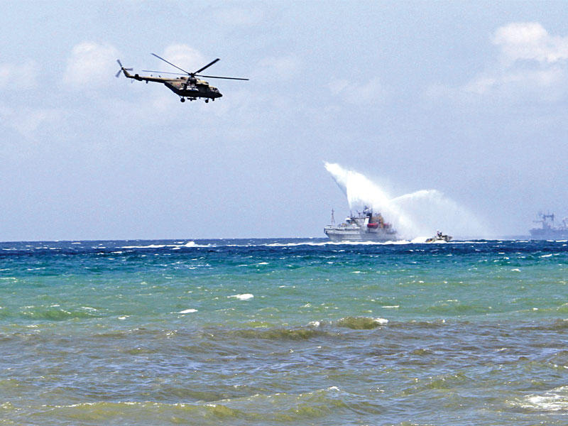 مناورات في يوم البحرية الروسية بميناء طرطوس أمس الأولt(أ ف ب)