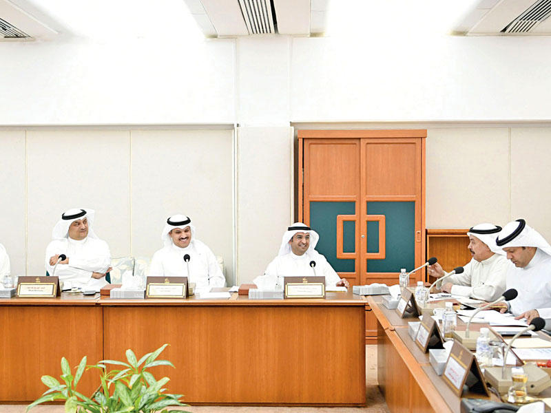 الوزير الحجرف في اجتماع سابق للجنة المالية البرلمانية