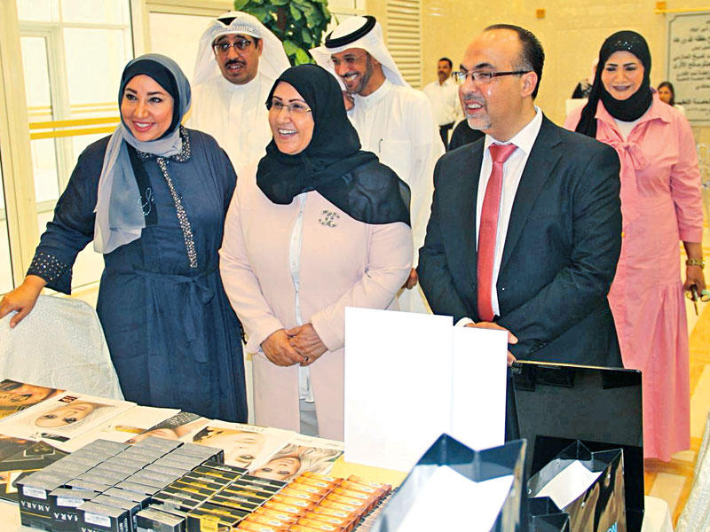 الخالدي والسعيدي وليلى الصقر خلال المعرض