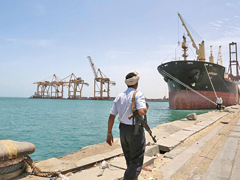 مسلح حوثي في ميناء الحديدة 