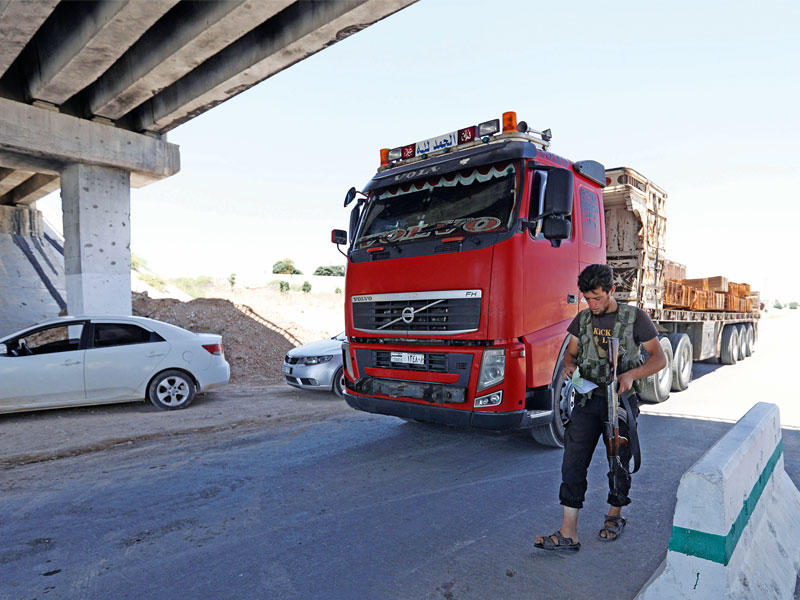 شاحنة محملة بضائع تمر من معبر مورك في 8 يوليو الماضي   (أ ف ب)
