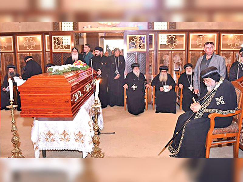 البابا تواضروس خلال تشييع الأسقف القبطي أمس 