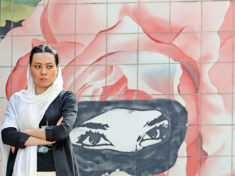 إيرانية أمام جدارية في طهران أمس (أي بي أيه)n