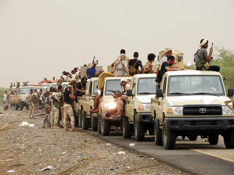 طابور من قوات ومركبات الحكومة اليمنية يتولى موقعه أثناء قتاله لمتمردي الحوثي في مدينة الحديدة