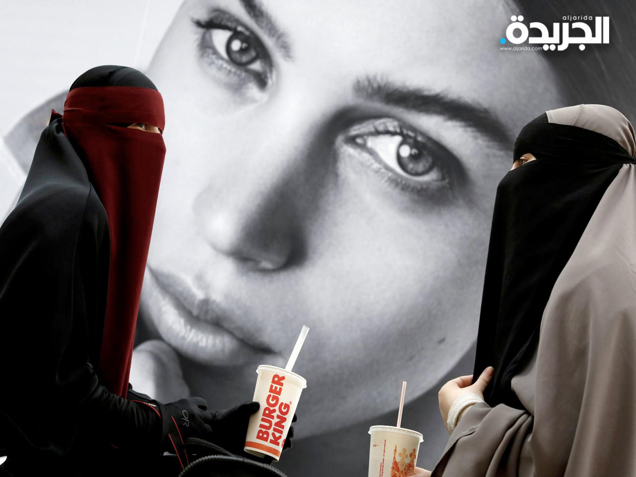 امرأتان منتقبتان في أحد المتاجر التجارية بالقرب من مدينة كوبنهاغن الدنماركية