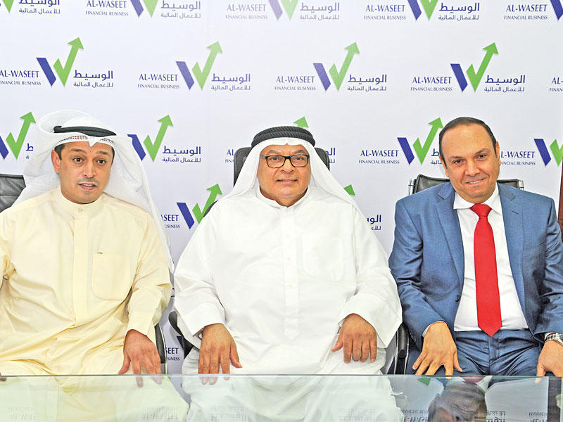 من اليسار أحمد العوضي وفوزي الفوزان وهاني ثابت (تصوير عوض التعمري)