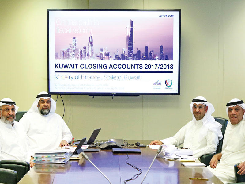 الحجرف وفريق المالية خلال المؤتمر