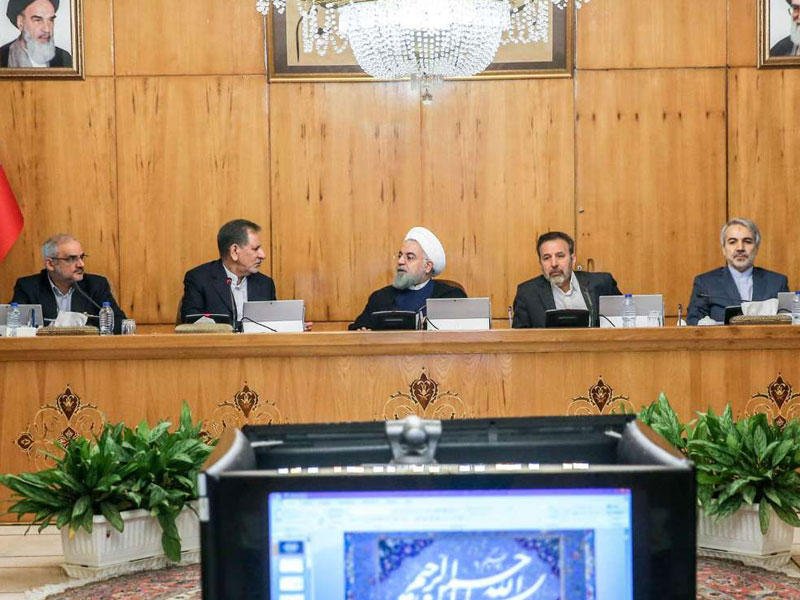 روحاني خلال اجتماع لمجلس الوزراء في طهران أمس (إرنا)