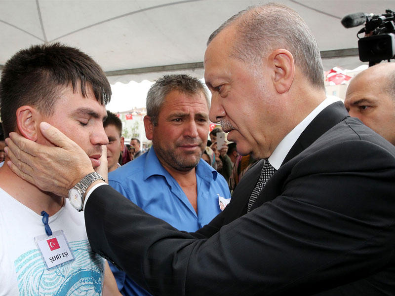 إردوغان يواسي قريب سيدة قتلت مع طفلها في انفجار قنبلة بمقاطعة هاكاري أمس (أ ف ب)