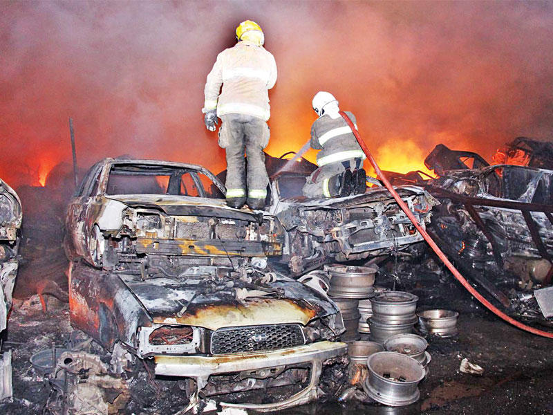 إطفائيان خلال إخماد الحريقn