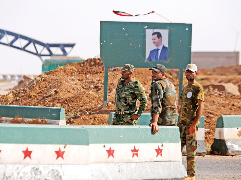 جنود الأسد على معبر نصيب الحدودي مع الأردن في 7 يوليو الماضي (رويترز)n