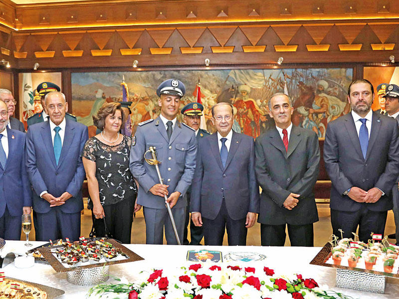 عون متوسطاً الحريري وبري خلال الاحتفال بمناسبة عيد الجيش أمس (دالاتي ونهرا)n