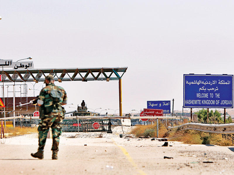 جندي سوري عند معبر نصيب مع الأردن وسط استعدادات لإعادة افتتاحه (رويترز)