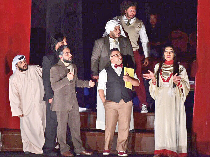 النصار في مشهد من مسرحية «كمبوشة»