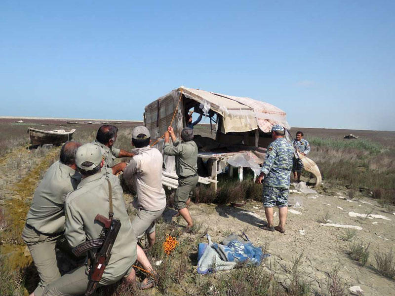 قوات أمن إيرانية تهدم كوخاً خشبياً يستخدمه الصيادون على ضفاف بحر قزوين شمال إيران، بحجة أنه غير مرخص        (إرنا)