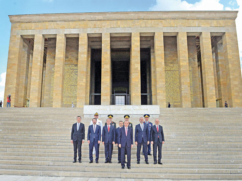 إردوغان وبعض وزرائه يزورون ضريح أتاتورك قبل اجتماع لمجلس الأمن القومي أمسt(أي بي أيه)