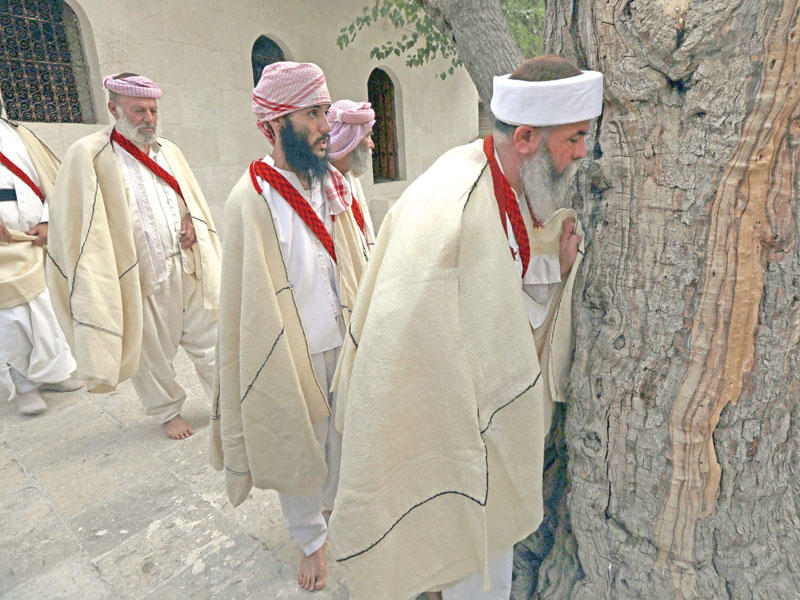 إيزيديون يؤدون طقساً خاصاً في معبد لاليش قرب دهوك أمس الأول (أ ف ب)