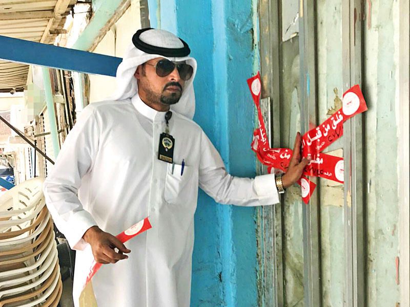 غلق أحد المحلات المخالفة