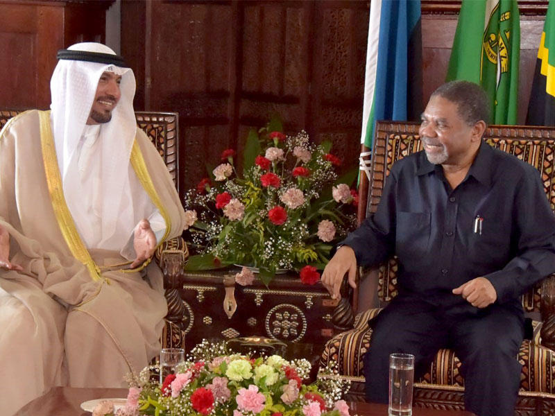  رئيس زنجبار محمد شين يلتقي السفير الكويتي جاسم الناجم