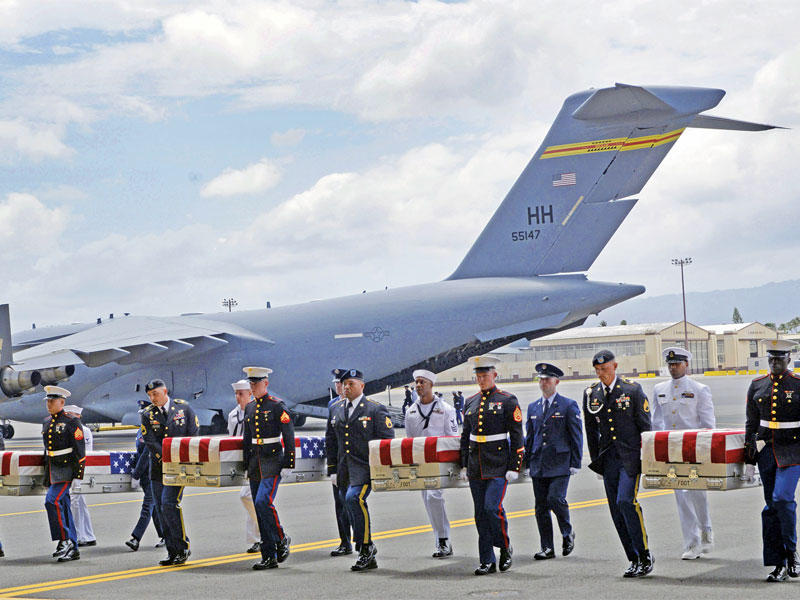 جنود اميركيون يستقبلون في هاواي أمس رفات جنود قتلوا في الحرب الكورية سلمته أخيرا كوريا الشمالية (أ ف ب)n