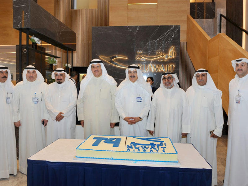 سلمان الحمود ويوسف الجاسم في لقطة جماعية مع القيادات
