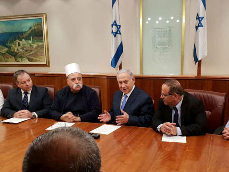 نتنياهو في بداية اجتماعه ليل أمس الأول مع شخصيات درزية   (هآرتس)