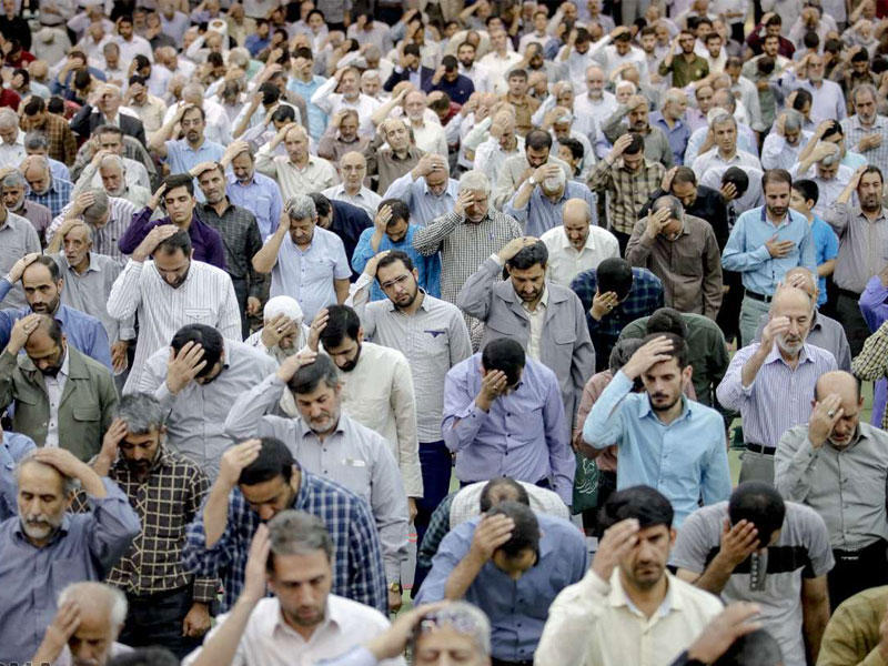 صلاة الجمعة في طهران أمس (إرنا)