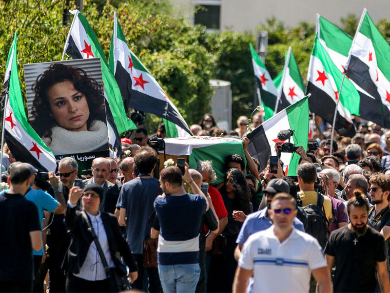 تشييع الممثلة السورية مي سكاف في ضاحية دوردان الفرنسية أمس (أ ف ب)