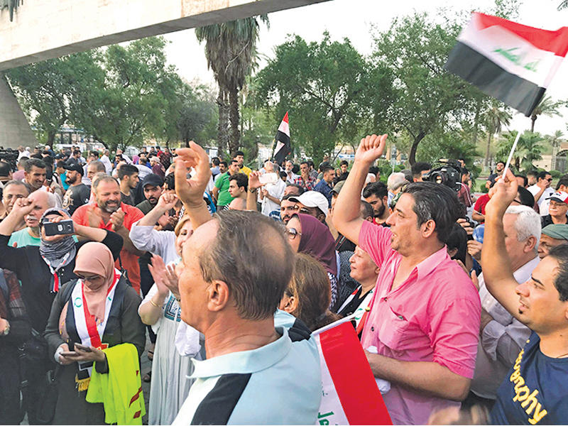 حشود تتظاهر في ساحة التحرير وسط بغداد أمس (رووداو)n