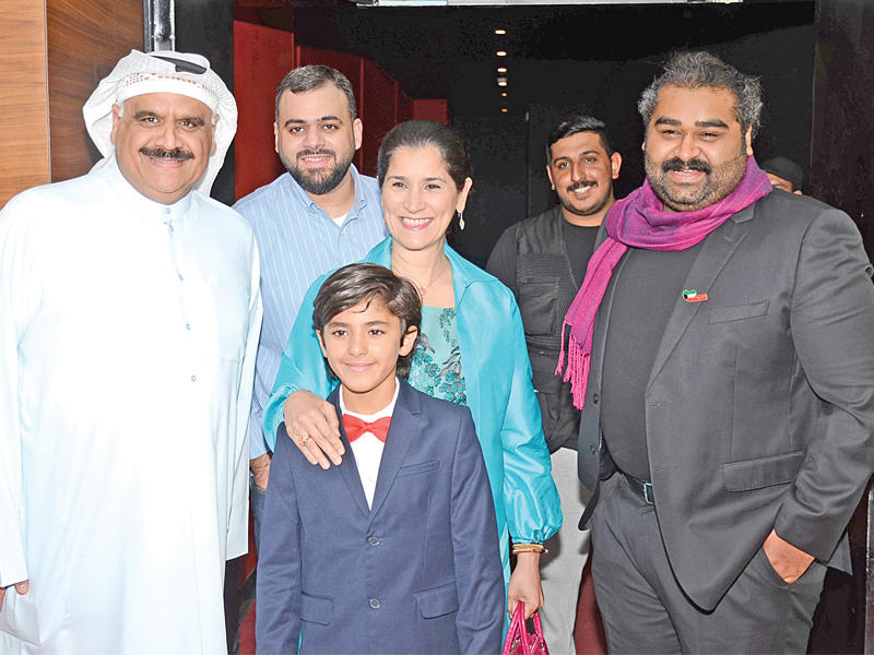 الشيخة انتصار سالم العلي مع رمضان خسروه وداود حسينt(تصوير ميلاد غالي)