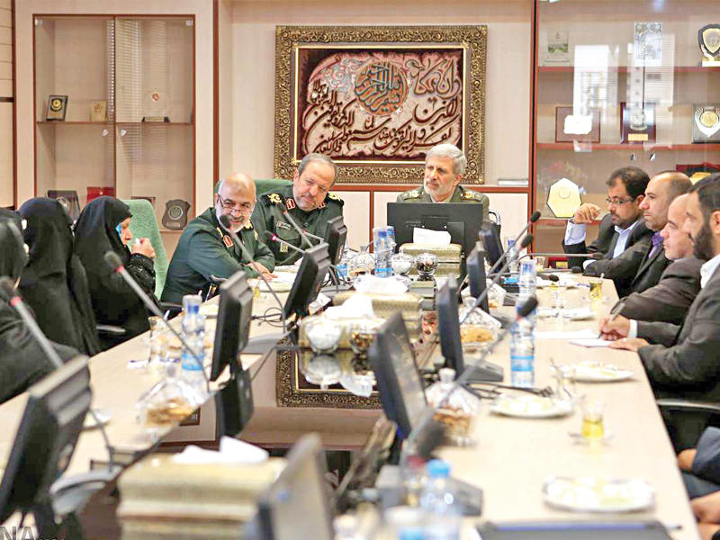 وزير الدفاع الإيراني مستقبلاً وفدا من عائلات القتلى الإيرانيين في سورية والعراق   (ارنا) 