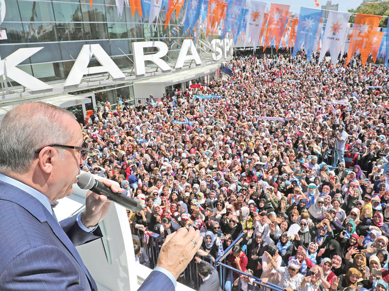 إردوغان خلال لقاء مع أنصار حزب «العدالة والتنمية» في أنقرة أمسt(أ ف ب) 