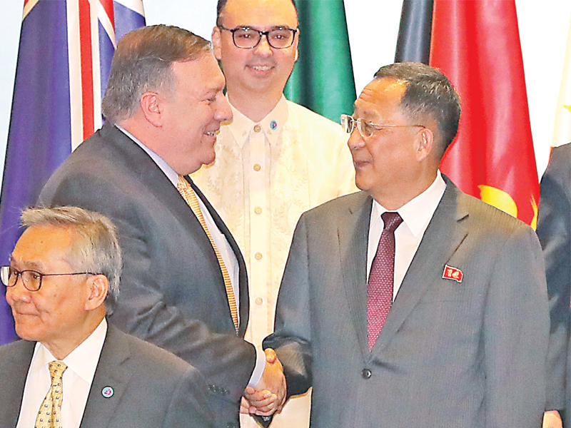 مصافحة بين بومبيو ونظيره الكوري الشمالي أمس الأول في سنغافورةttt           (اي بي ايه)