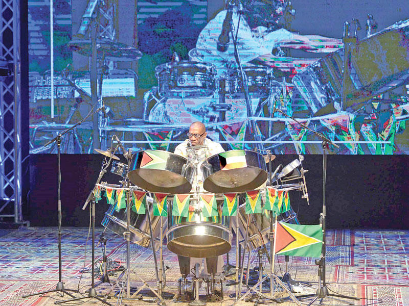  مايكل جورج خلال الحفل