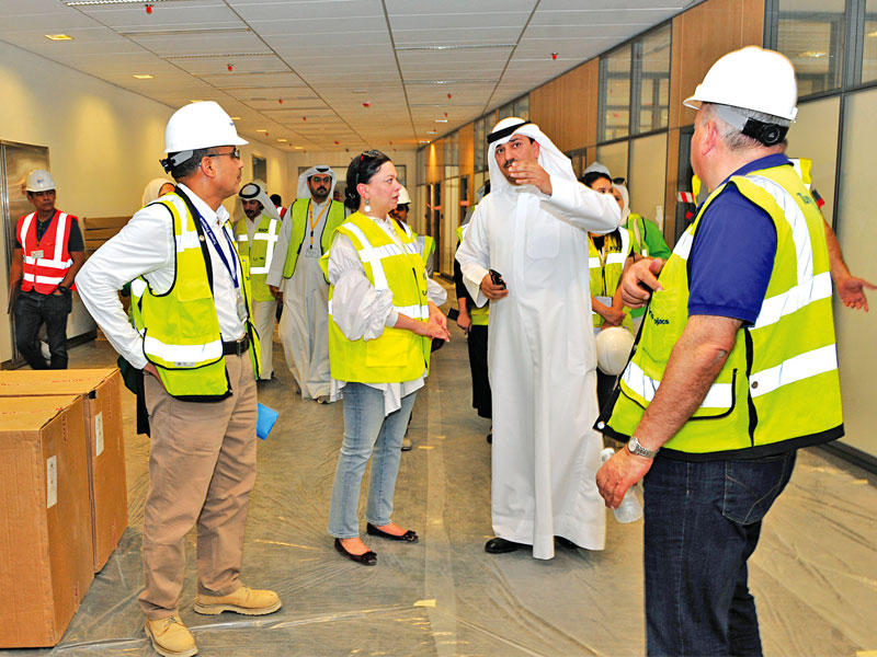 الأستاذ خلال جولته في مباني الشداديةn