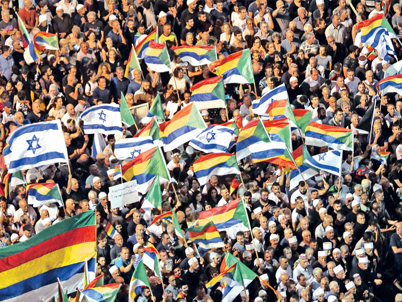 إسرائيليون بينهم دروز خلال تظاهرة أمس الأول وسط تل أبيب (رويترز)