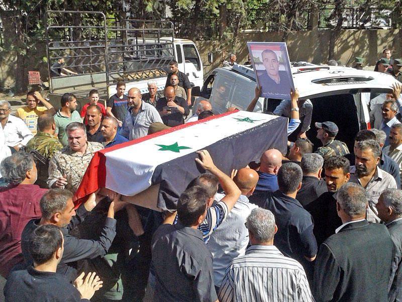 دروز يشيعون قبل أيام أحد ضحايا مجزرة داعش في السويداء (سانا)n