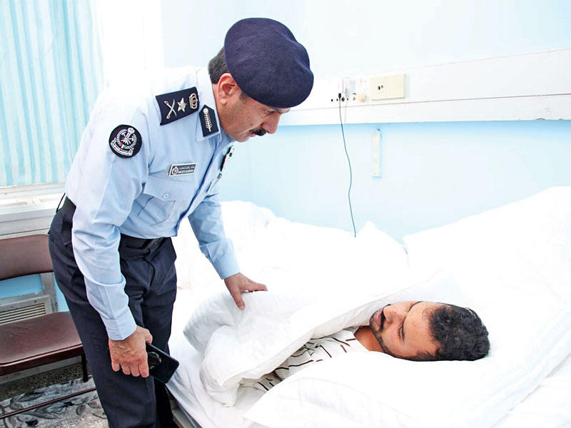 المكراد يعود الإطفائي المصاب