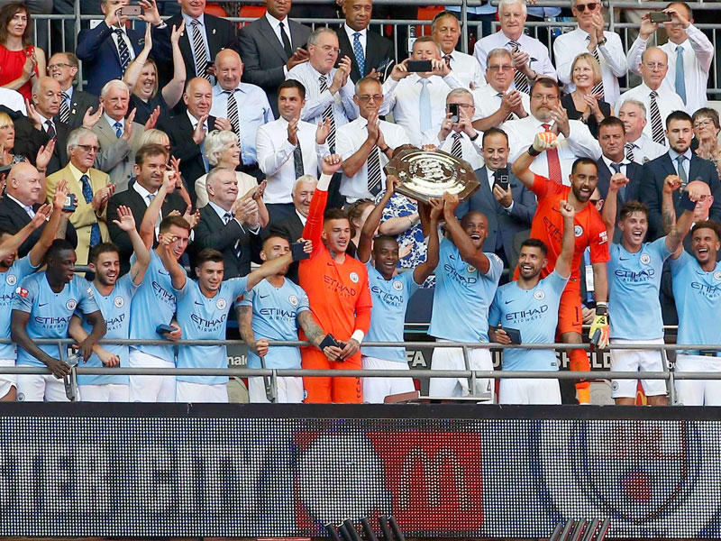 لاعبو مانشستر سيتي خلال التتويج