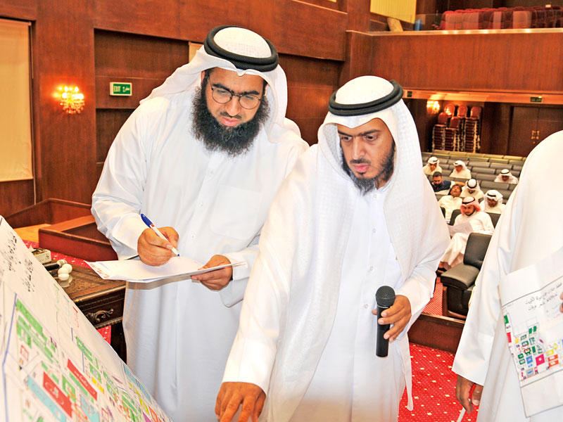 المطيري وممثلو الحملات أثناء إجراء القرعة