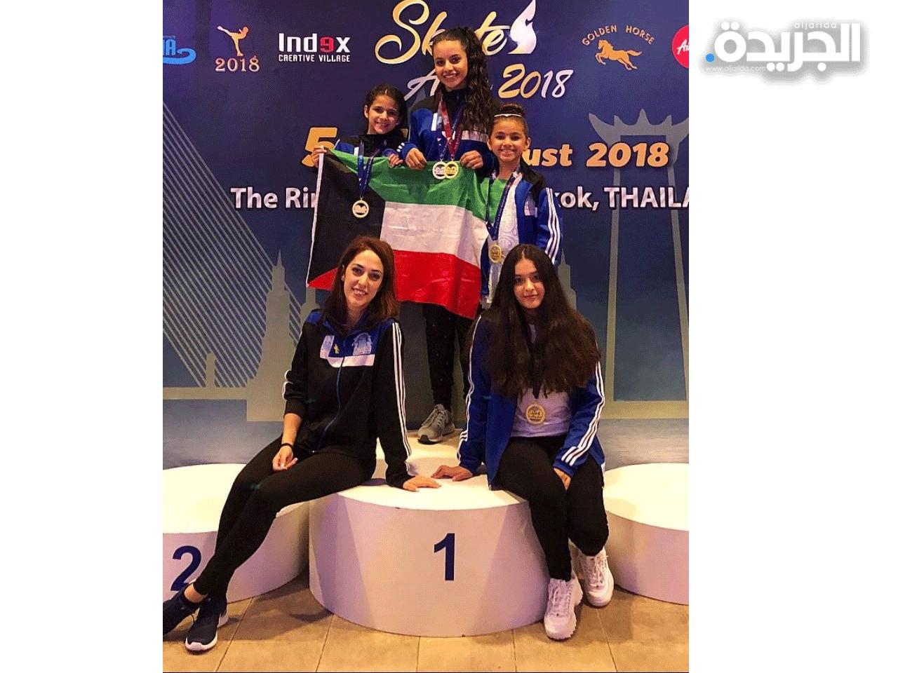 اللاعبات تالا الخرجي وطيبة العطوان والجود الخرجي وفاطمة اليوسف مع المدربة الإيطالية اليس ليوبارلي بعد تتويجهن بالذهب