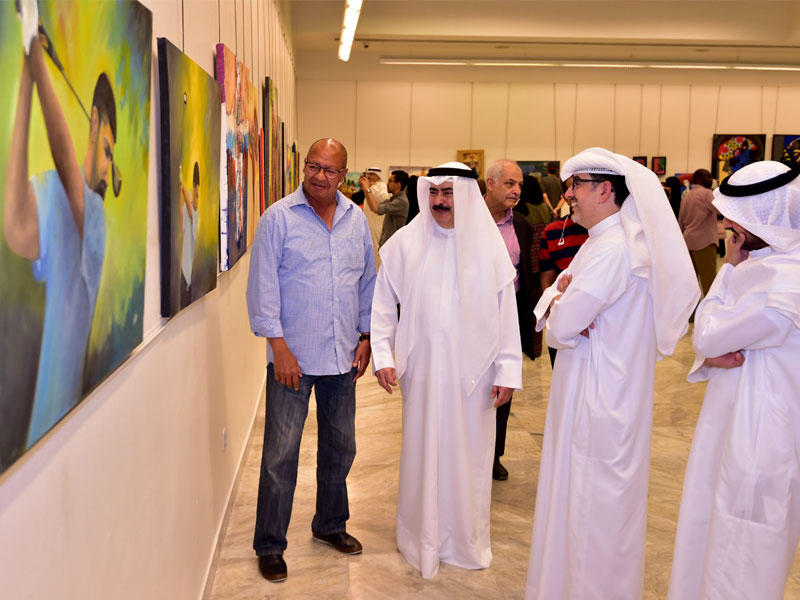 كامل العبدالجليل أثناء الجولة في المعرض 