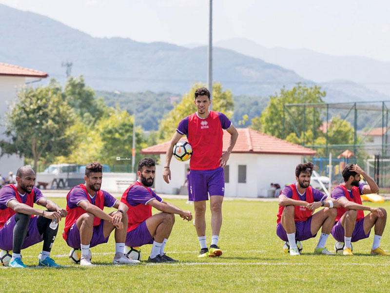 لاعبو الأصفر في تدريب سابق 