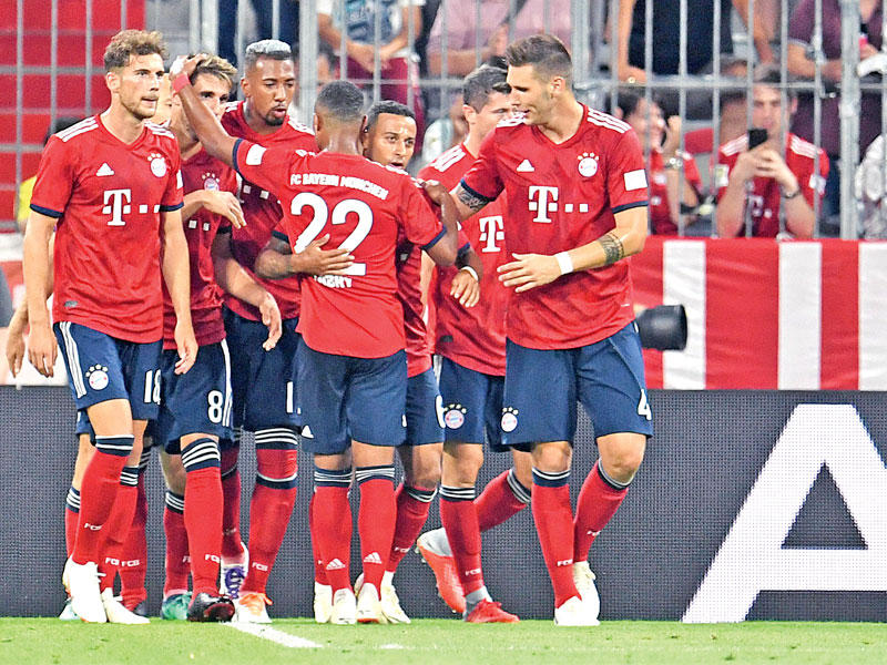 فرحة لاعبي بايرن ميونيخ بهدف الفوز على اليونايتد