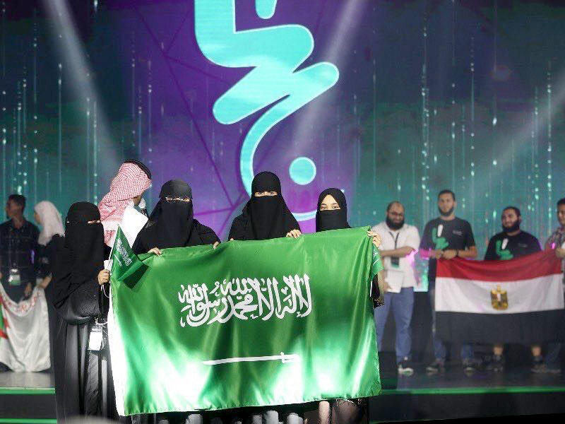 أربع طالبات من خريجات كلية ينبع الجامعية للبنات يحصدن المركز الأول في مسابقة «هاكاثون» الحج أمس (واس)n