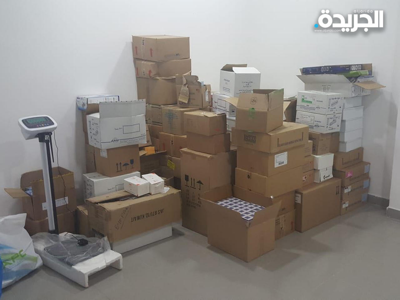 جانب من الأدوية والاجهزة في المجمع الطبي الذي يعمل دون ترخيص